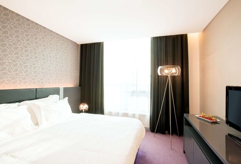 هتل NH Bratislava Gate One