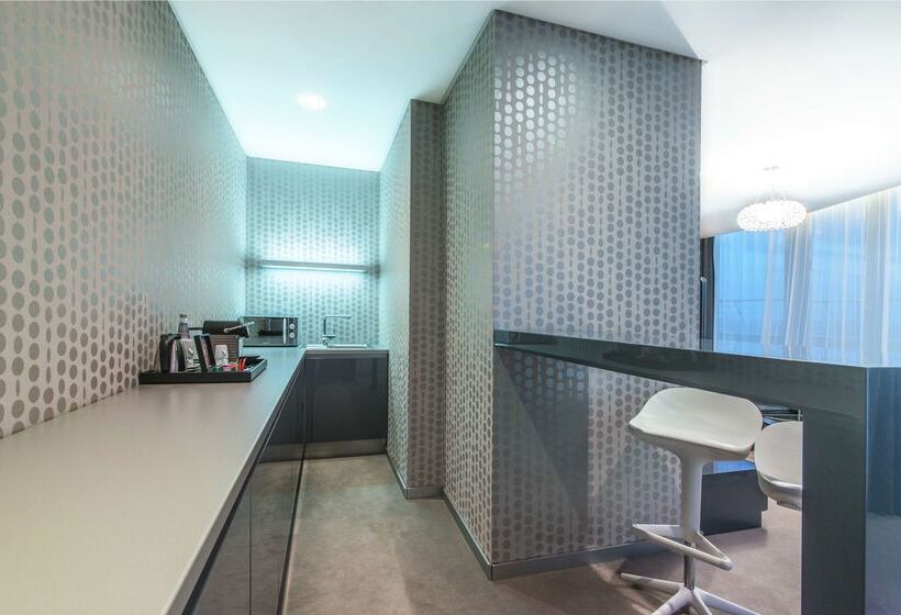 هتل NH Bratislava Gate One