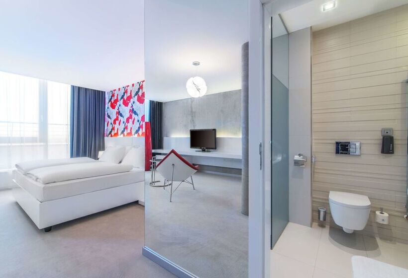 هتل NH Bratislava Gate One