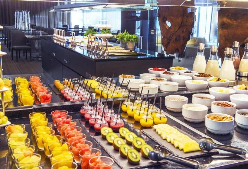 هتل NH Bratislava Gate One