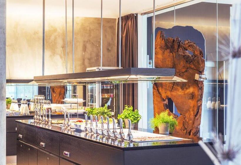 هتل NH Bratislava Gate One