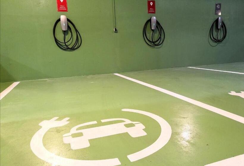 هتل NH Bratislava Gate One