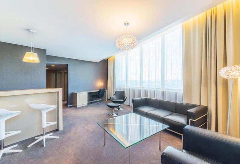 هتل NH Bratislava Gate One