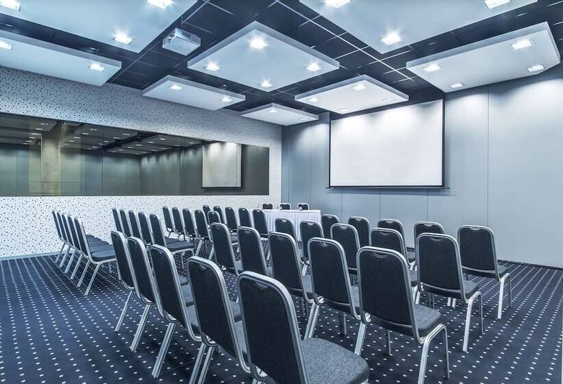 هتل NH Bratislava Gate One