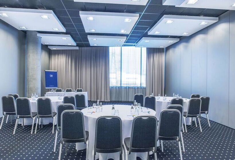 هتل NH Bratislava Gate One