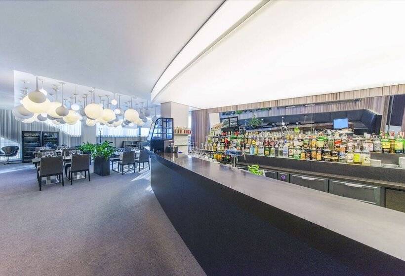 هتل NH Bratislava Gate One