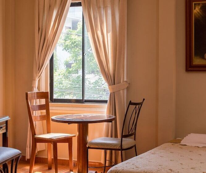 هتل Puerta Del Rey