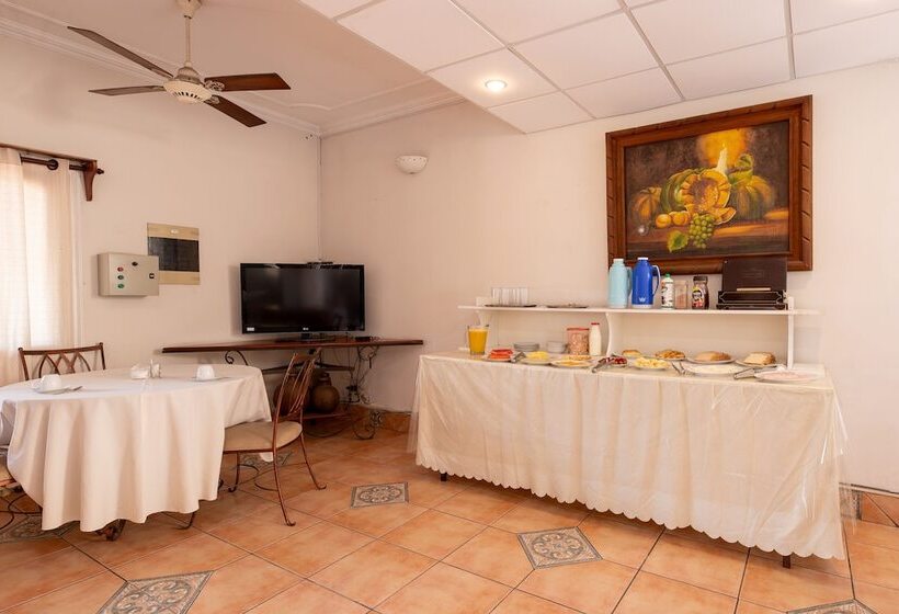 هتل Puerta Del Rey