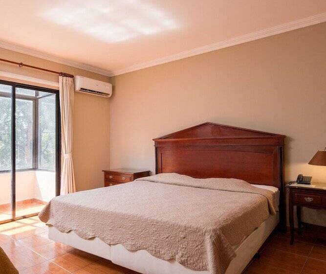 هتل Puerta Del Rey