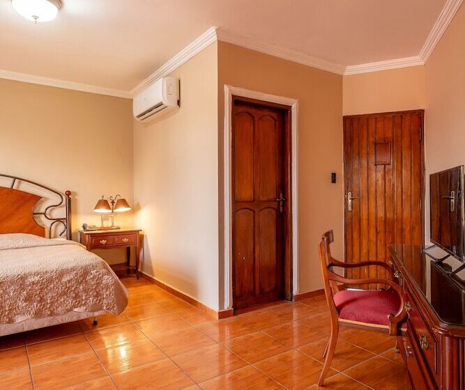 هتل Puerta Del Rey