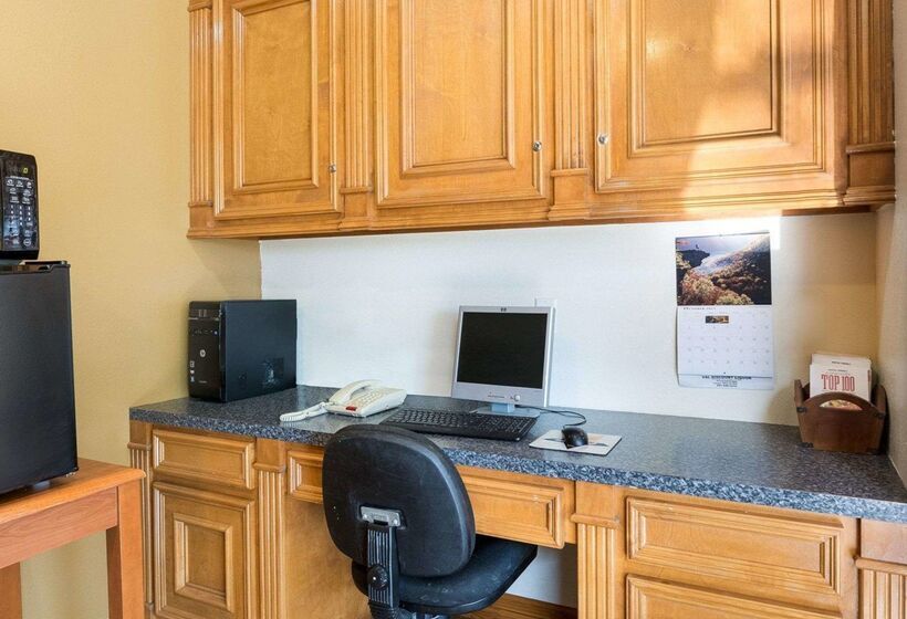 Отель Rodeway Inn & Suites