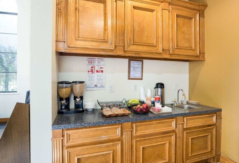 Отель Rodeway Inn & Suites