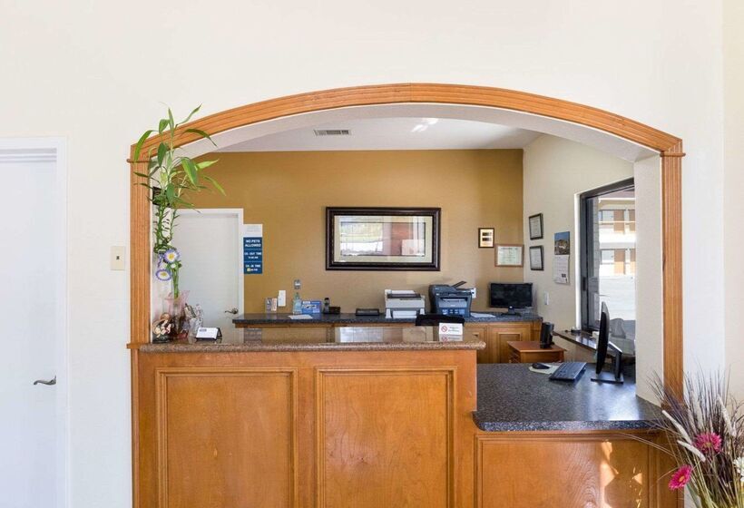 Отель Rodeway Inn & Suites