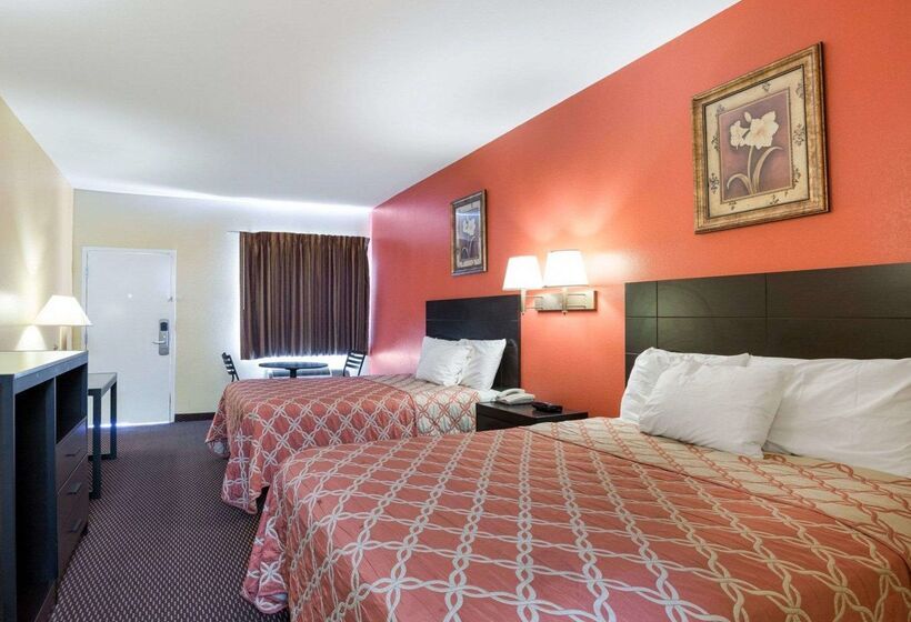 Отель Rodeway Inn & Suites