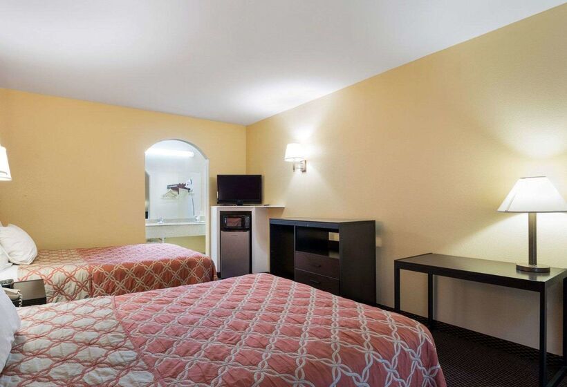 Отель Rodeway Inn & Suites