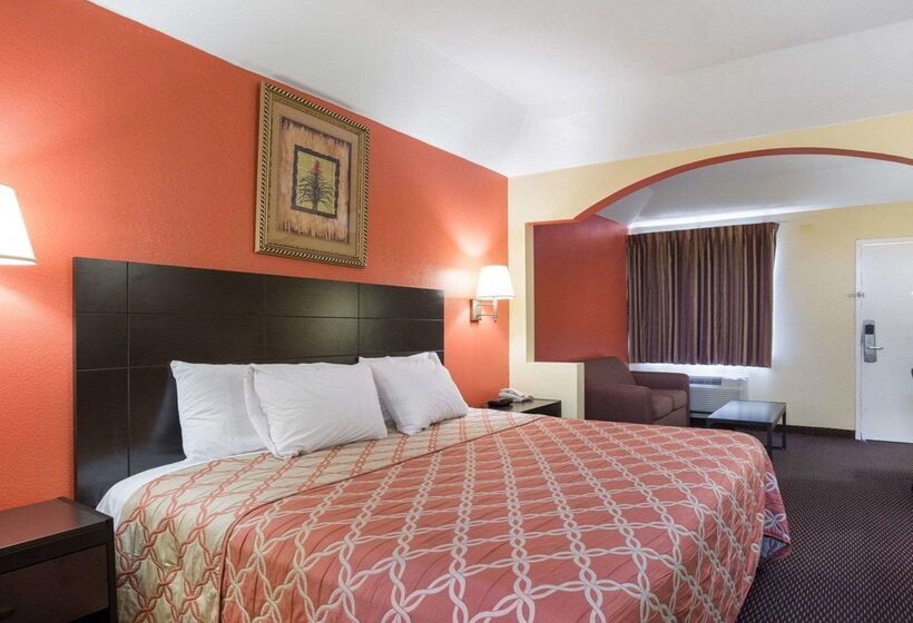 Отель Rodeway Inn & Suites