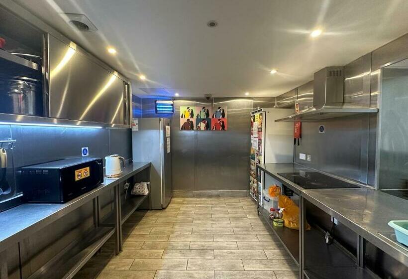 Smart Hyde Park Inn Hostel