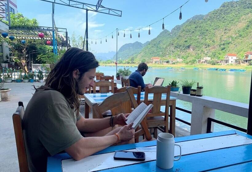 هتل Funny Monkeys Homestay