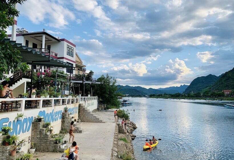 هتل Funny Monkeys Homestay