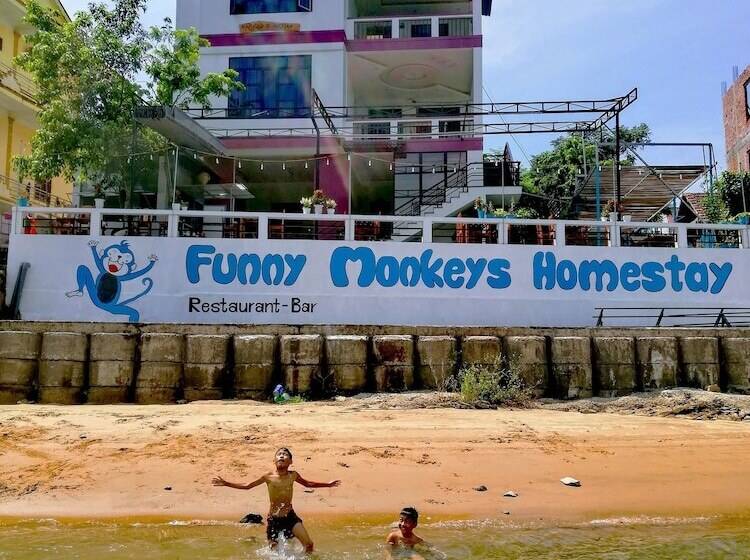 هتل Funny Monkeys Homestay