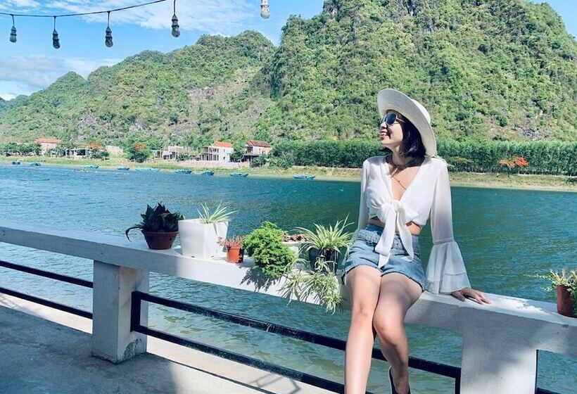 هتل Funny Monkeys Homestay