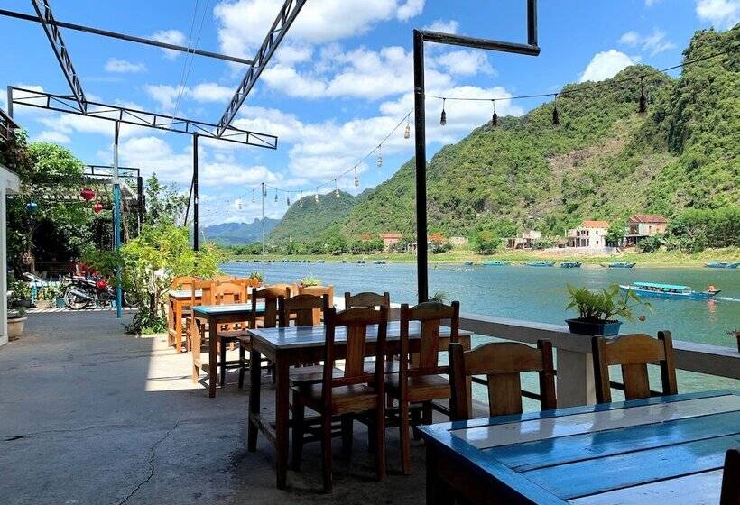 هتل Funny Monkeys Homestay