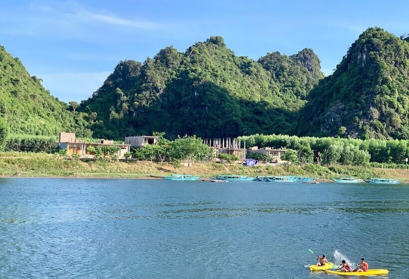 هتل Funny Monkeys Homestay