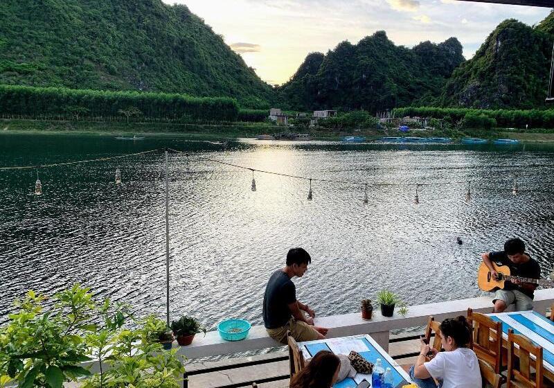 هتل Funny Monkeys Homestay