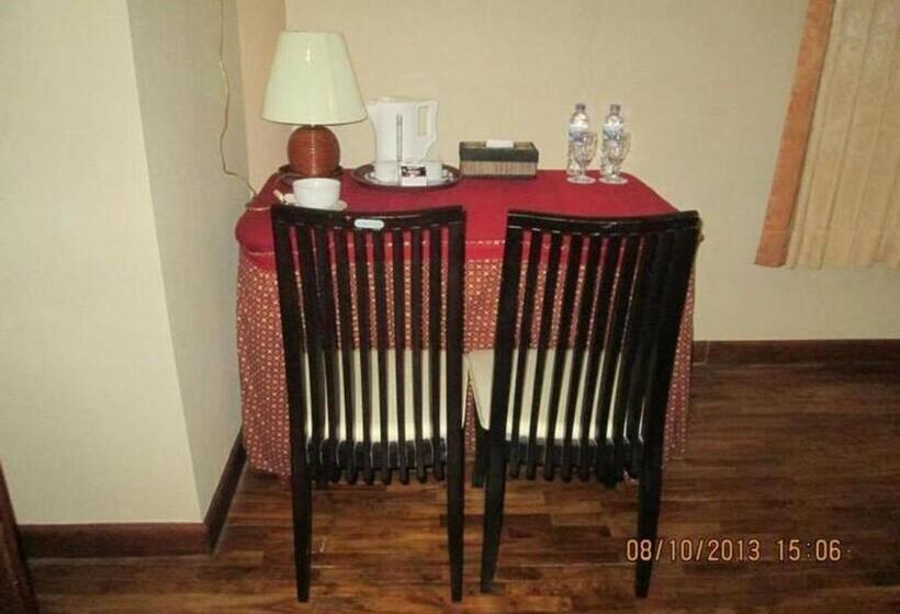 בית מלון כפרי Grand Mansion  Blitar