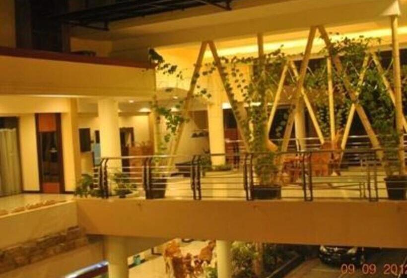 בית מלון כפרי Grand Mansion  Blitar