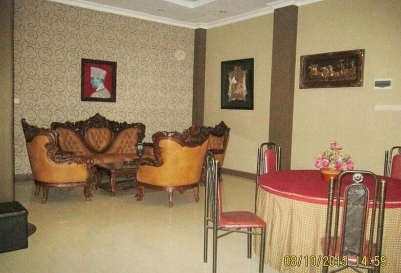 בית מלון כפרי Grand Mansion  Blitar