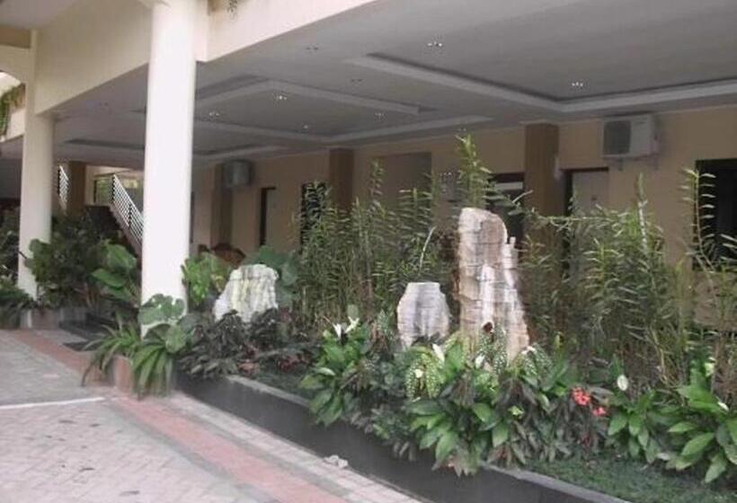 בית מלון כפרי Grand Mansion  Blitar