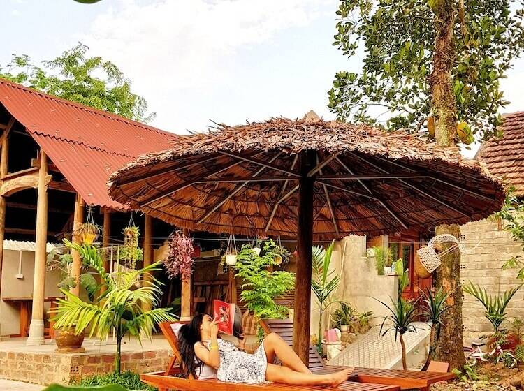 هتل Highway 20 Homestay