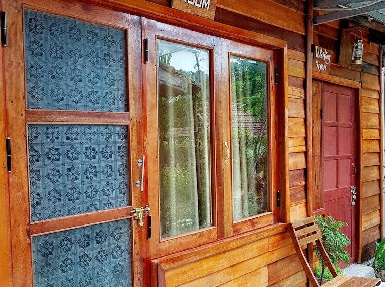 هتل Highway 20 Homestay