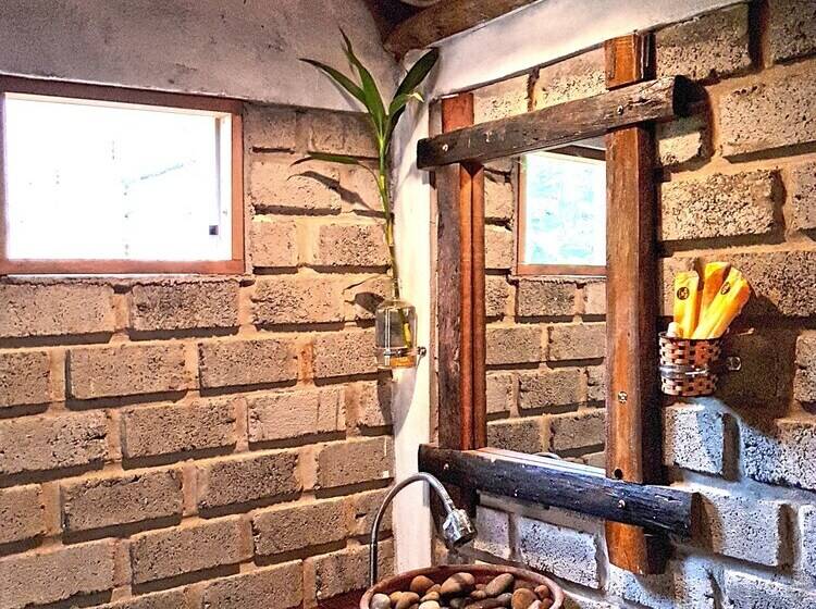 هتل Highway 20 Homestay