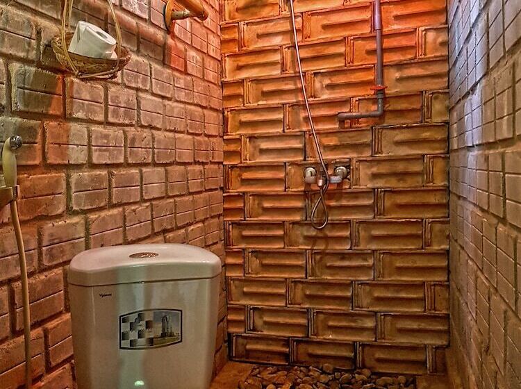 هتل Highway 20 Homestay