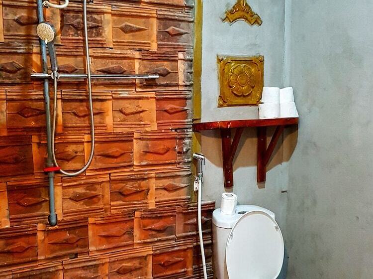 هتل Highway 20 Homestay