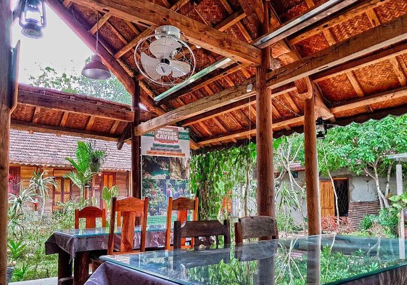 هتل Highway 20 Homestay