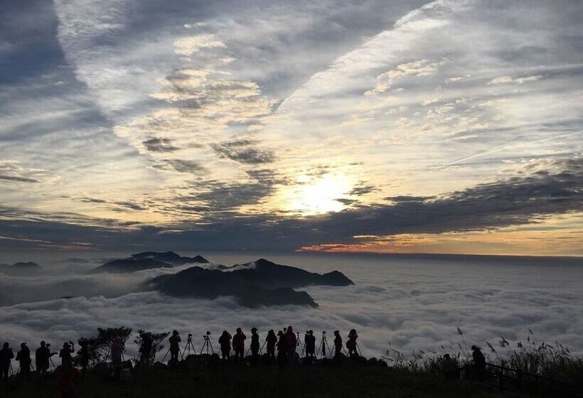 هتل Legend Village Homestay