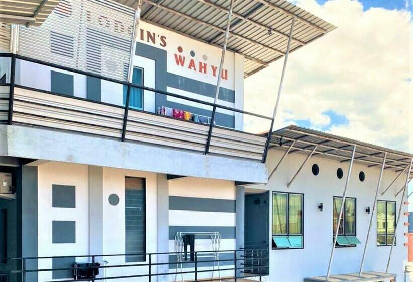 ホテル Lodgins Wahyu Pelita