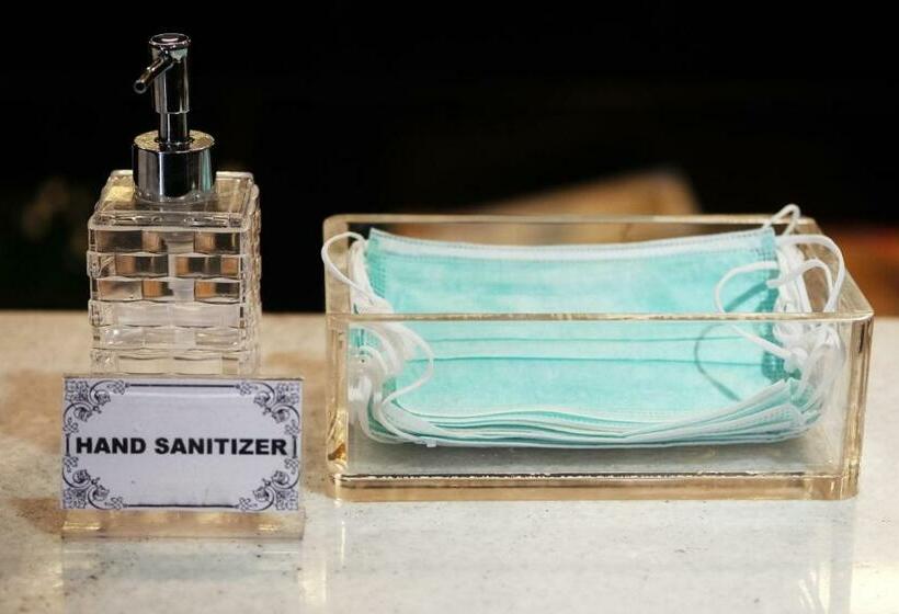 ホテル Lodgins Wahyu Pelita