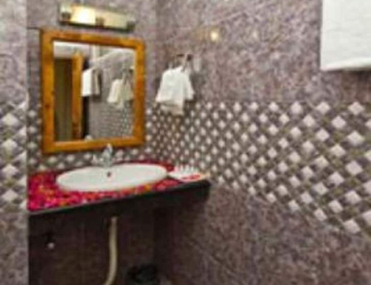 هتل New Harmony Inn