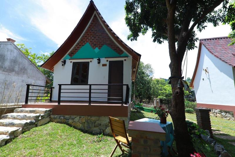 هتل Tropical Valley Homestay Villas