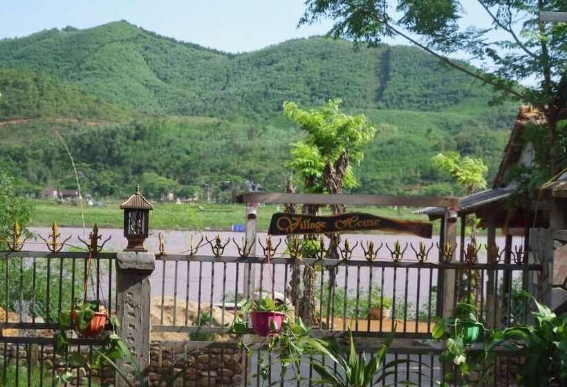 هتل Village House