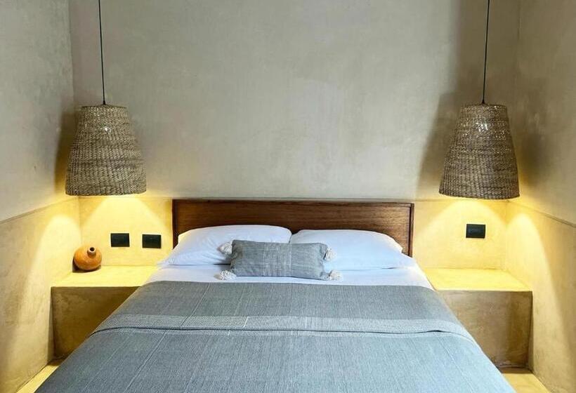 تختخواب و صبحانه Bajo Las Hojas