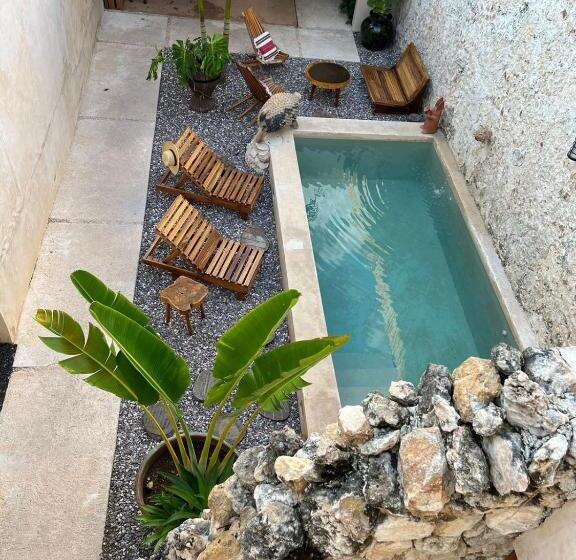 تختخواب و صبحانه Bajo Las Hojas