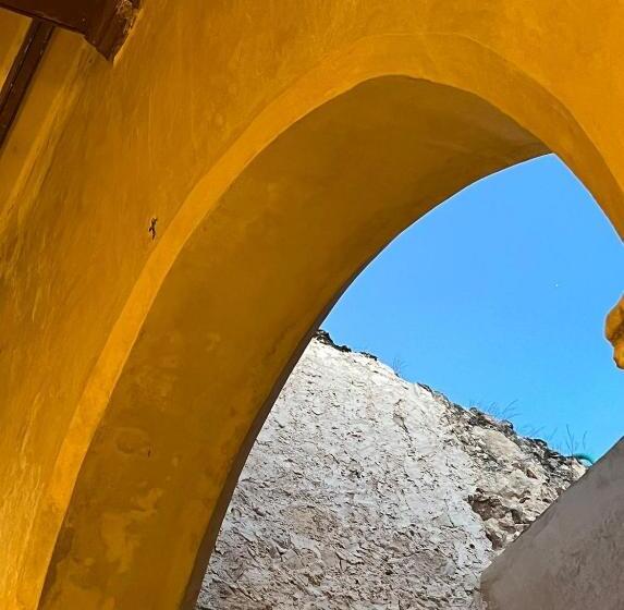 تختخواب و صبحانه Bajo Las Hojas