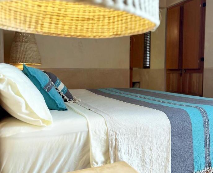 تختخواب و صبحانه Bajo Las Hojas