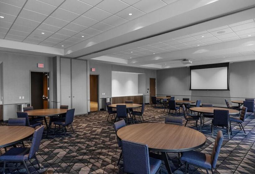 فندق Courtyard By Marriott Indianapolis Fishers