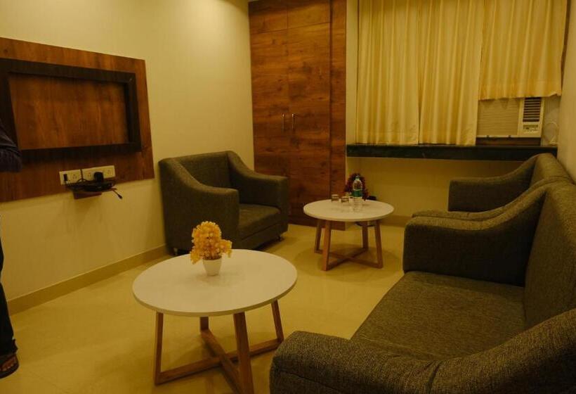 ホテル Girija Sunrise